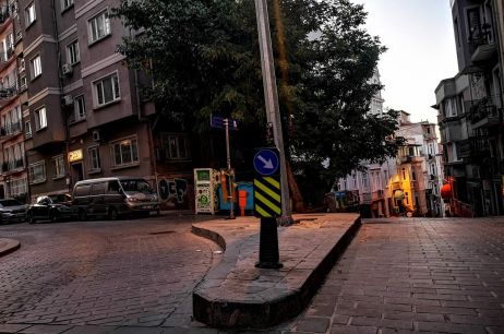 Flexibler Pfosten 1000 mm Schwarz, mit einem Schild