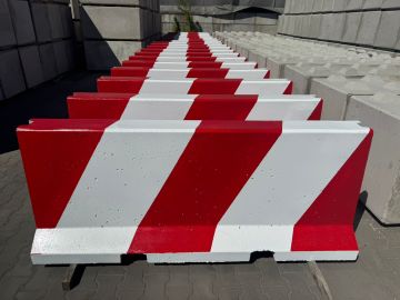 Betonschutzwand C35/45, Weiß/Rot, 810 mm