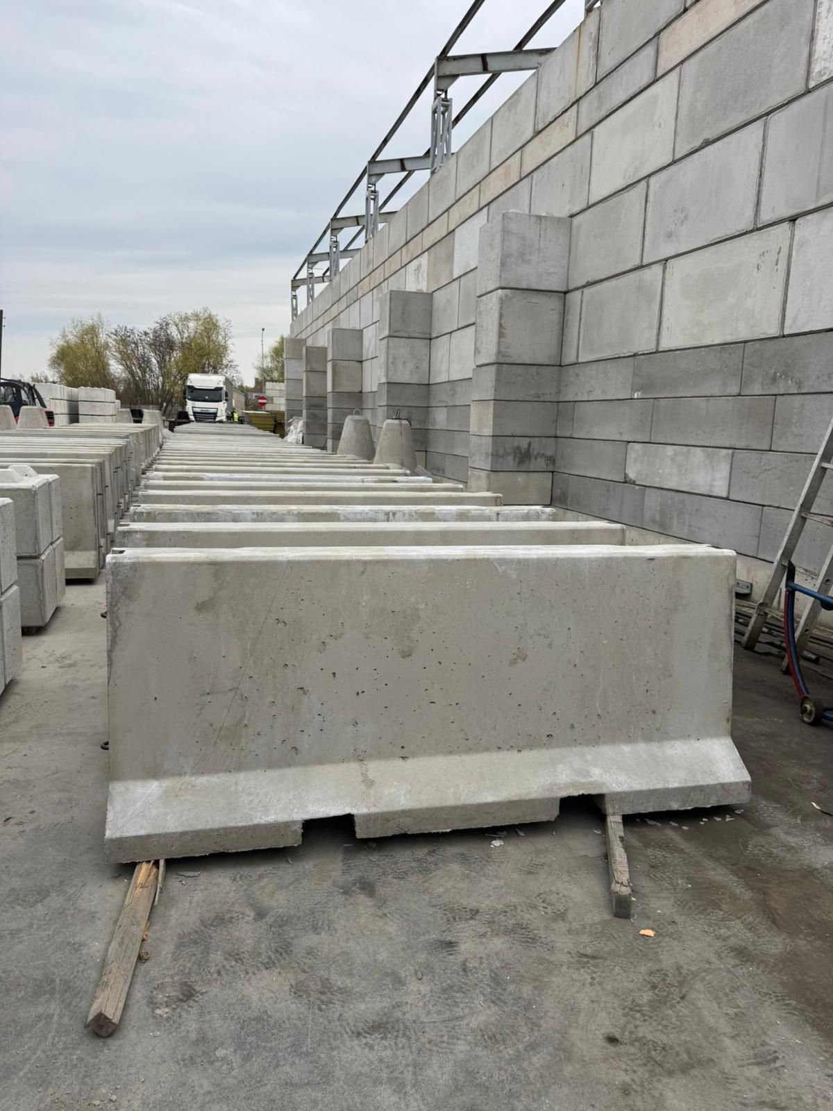 Betonschutzwand C30/37 - 2000 x 550 x 810 mm
