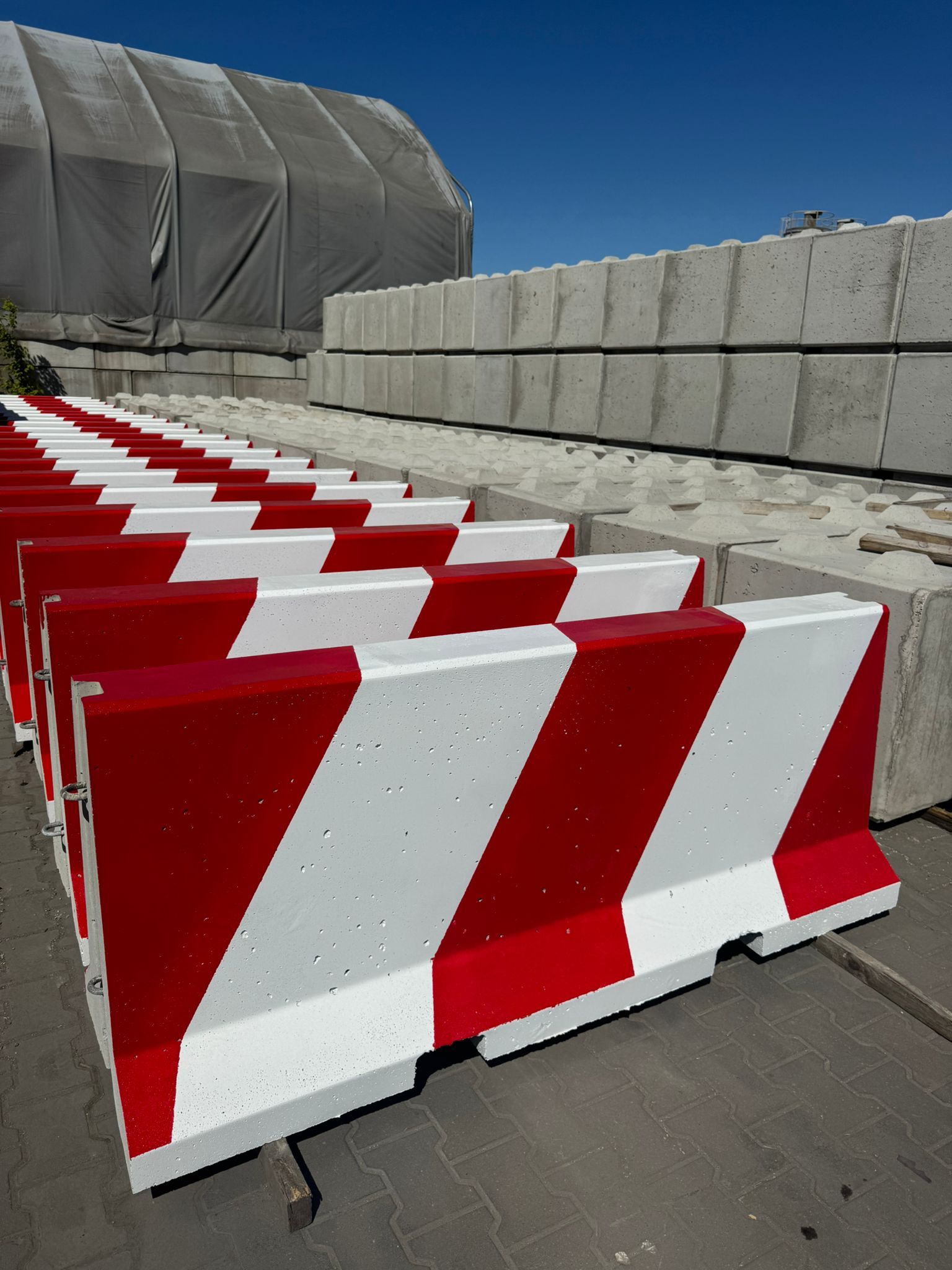 Betonschutzwand C35/45, Weiß/Rot, 810 mm