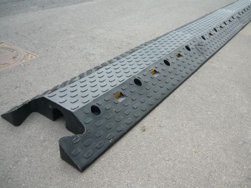 Kabelbrücke aus PE, Schwarz