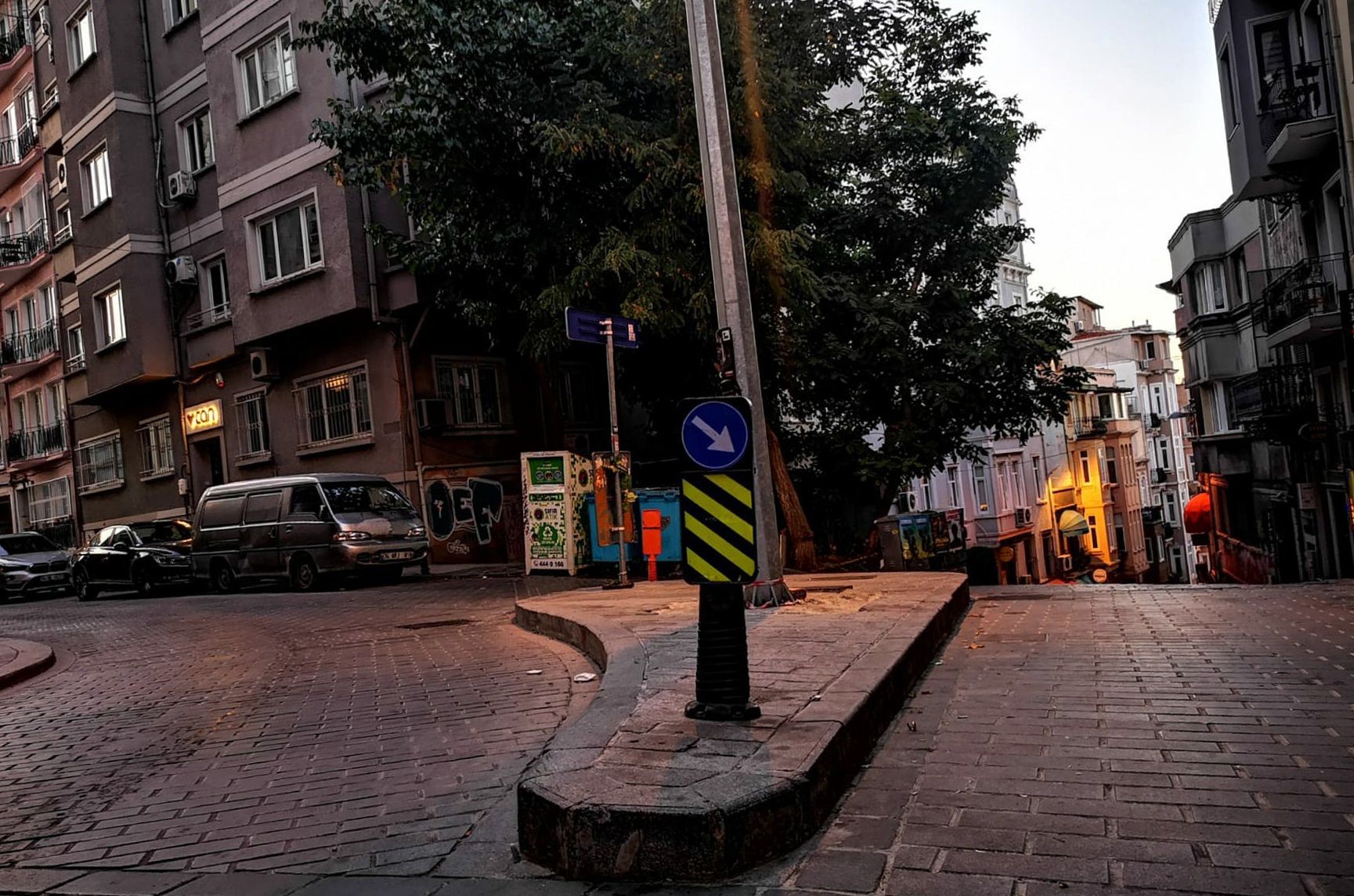 Flexibler Pfosten 1000 mm Schwarz, mit einem Schild