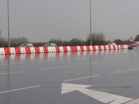 Road barrier U-14 / U-25 50 cm high - red