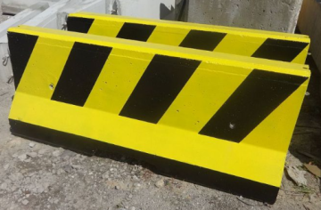 Concrete barrier like U-14b double-sided - painted yellow and black B35/45