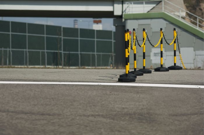 Chain post 900 mm, concrete base, yellow / black