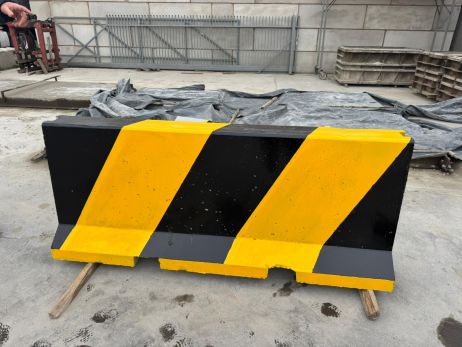 Barrière en béton double face peinte jaune et noir 1200 kg B35/45