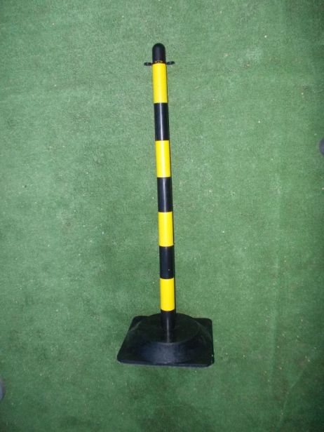 Poteau de balisage à chaîne 90 cm jaune/noir socle caoutchouc 1,8 kg