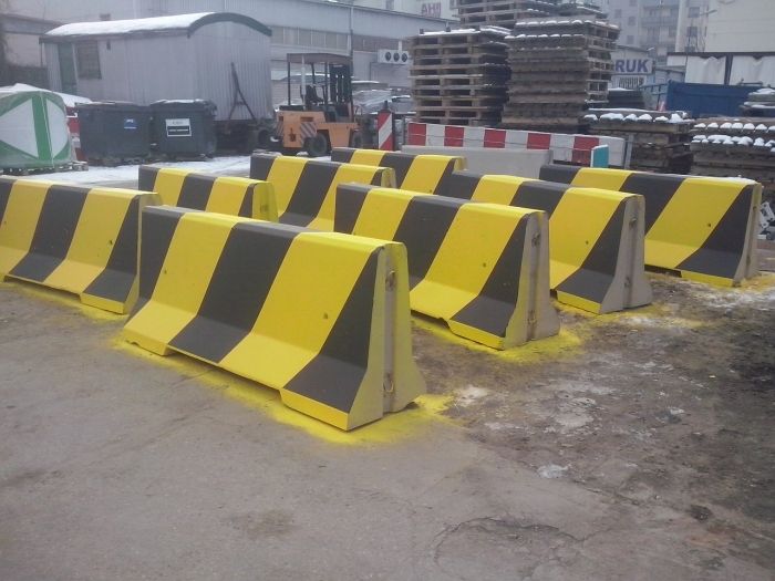 Barrière en béton double face peinte jaune et noir 1200 kg B35/45