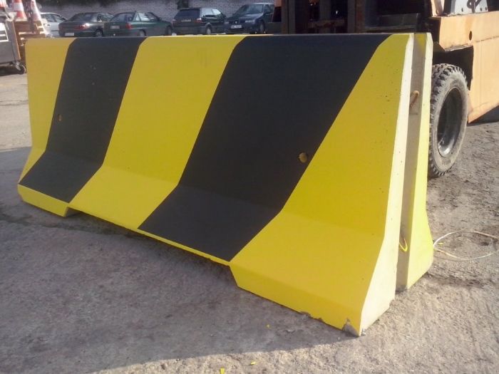 Barrière en béton double face peinte jaune et noir 1200 kg B35/45