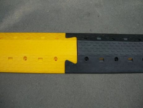 Passacavo stradale da cantiere in PE, giallo