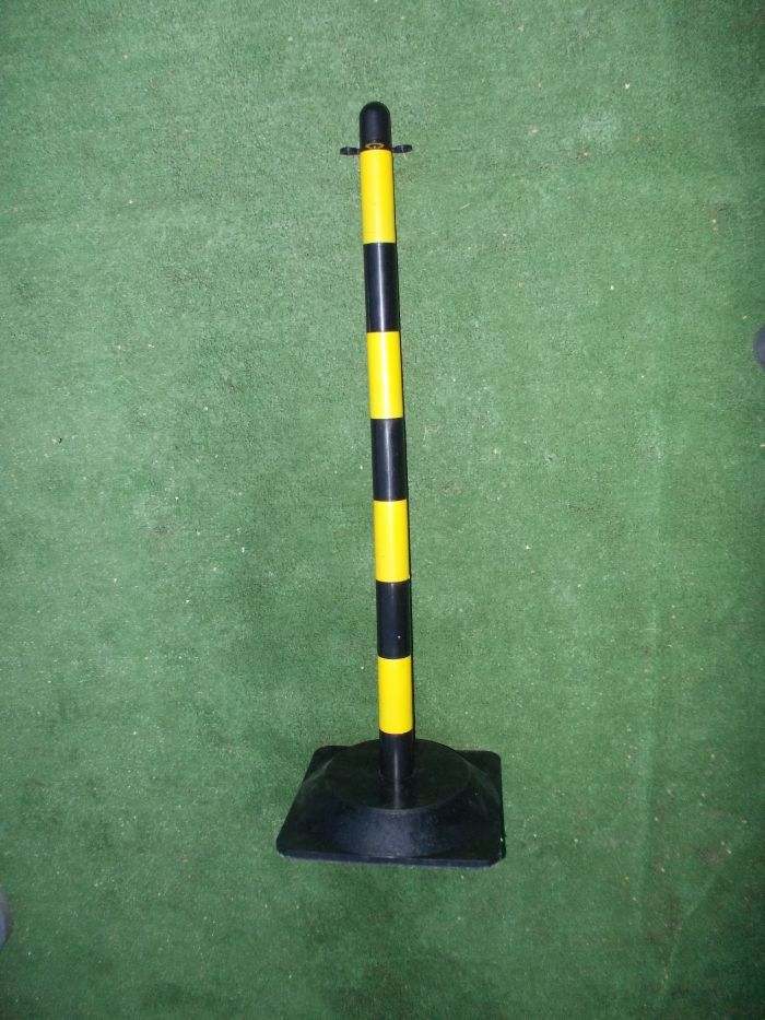 Paletto di delimitazione per catene 90 cm giallo/nero con base in gomma