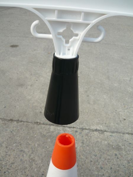 Adattatore universale per cono stradale nero