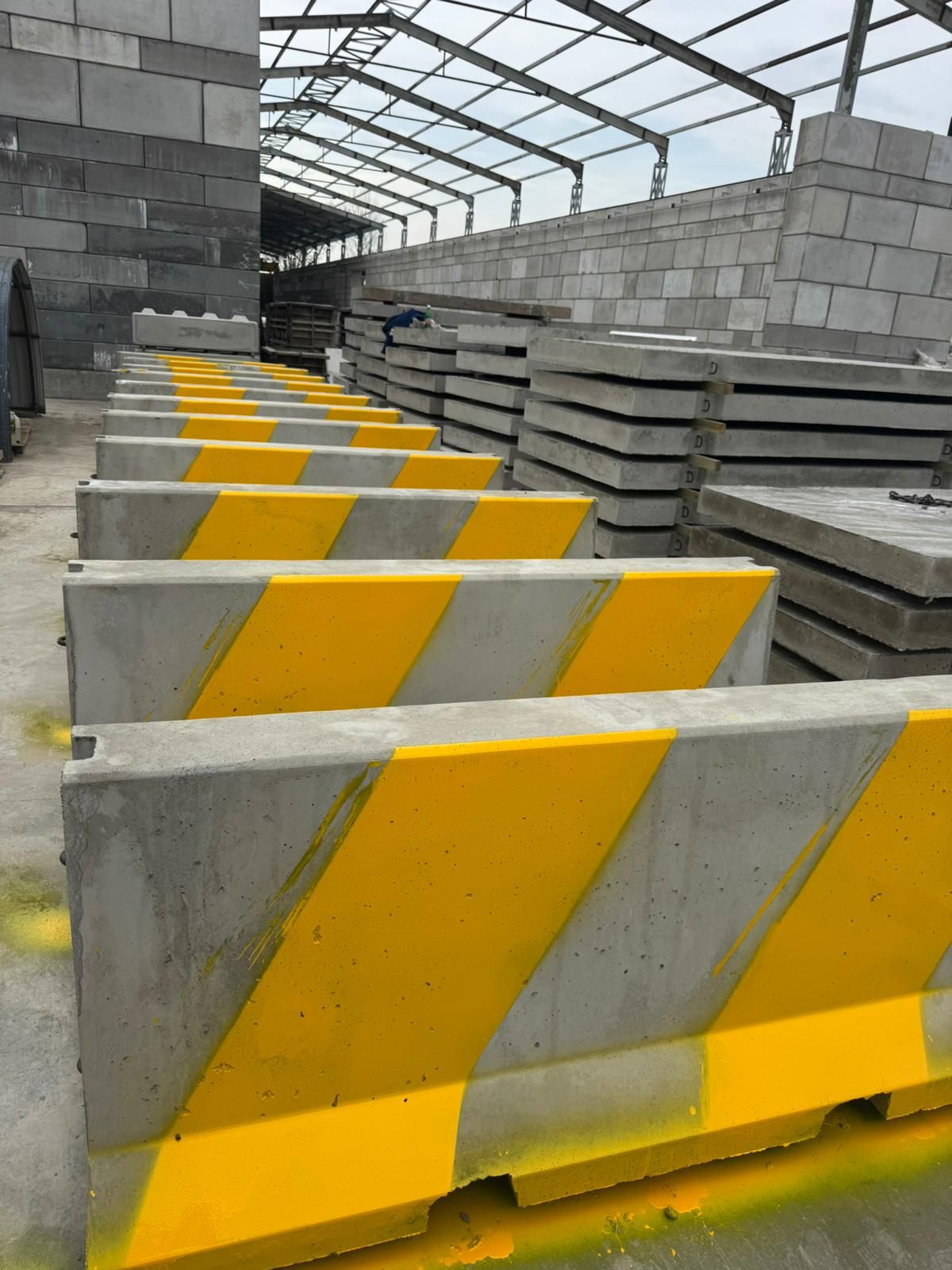 Betonnen barrière dubbelzijdig geel/zwart C30/37