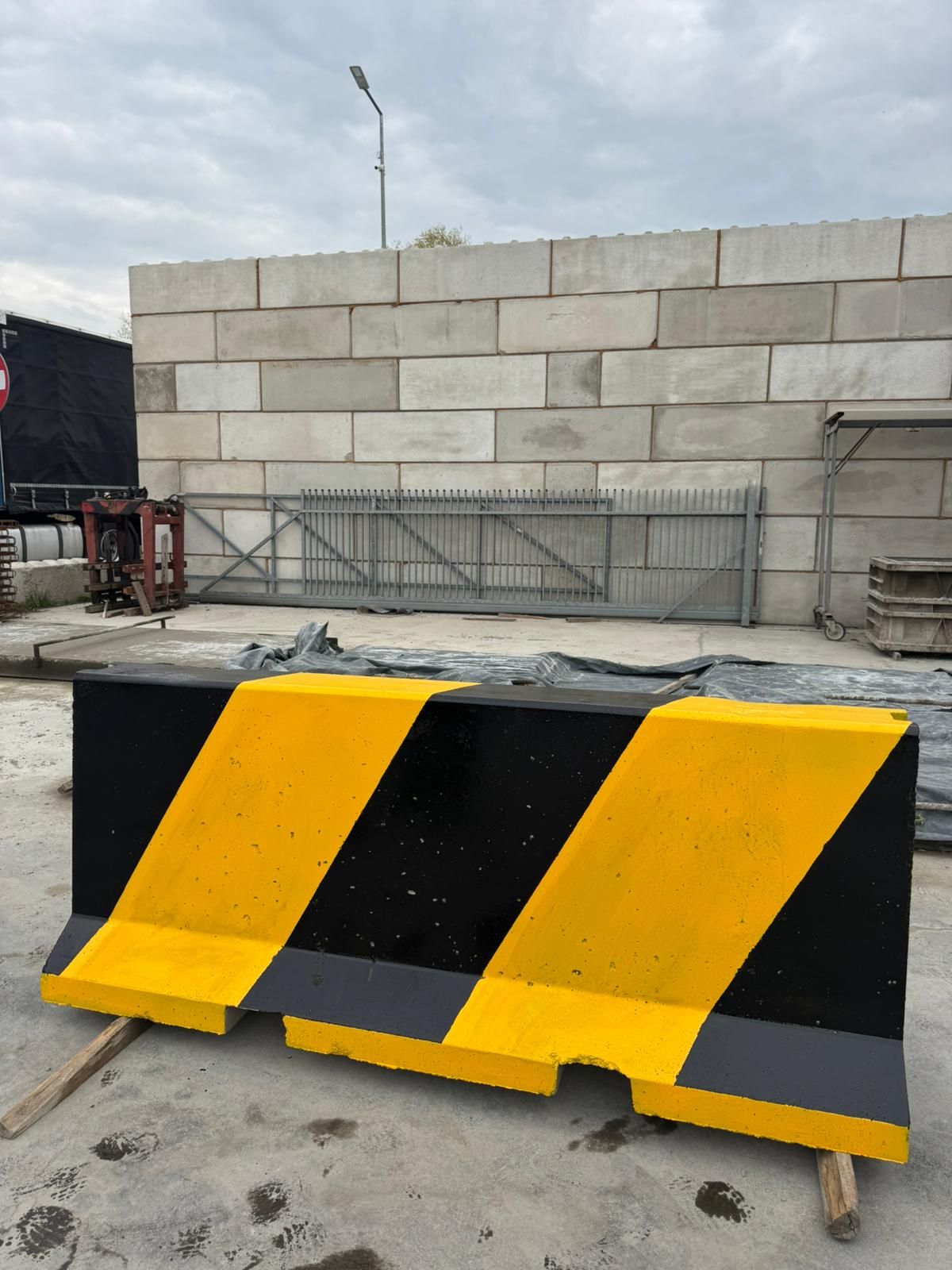 Betonnen barrière dubbelzijdig geel/zwart C30/37
