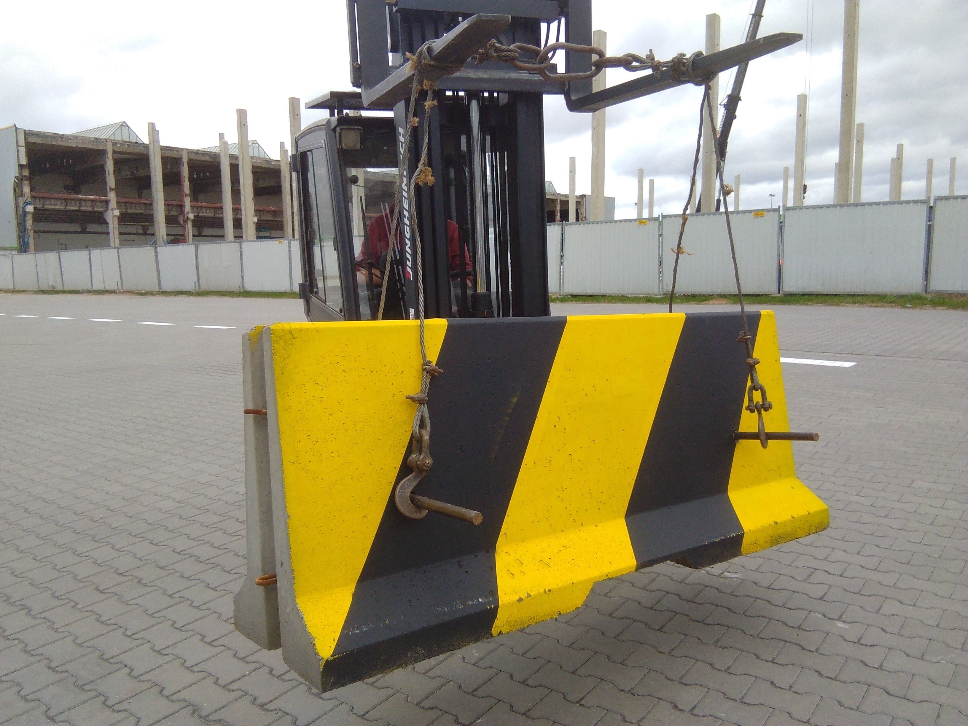 Betonnen barrière dubbelzijdig wit/rood B20/25